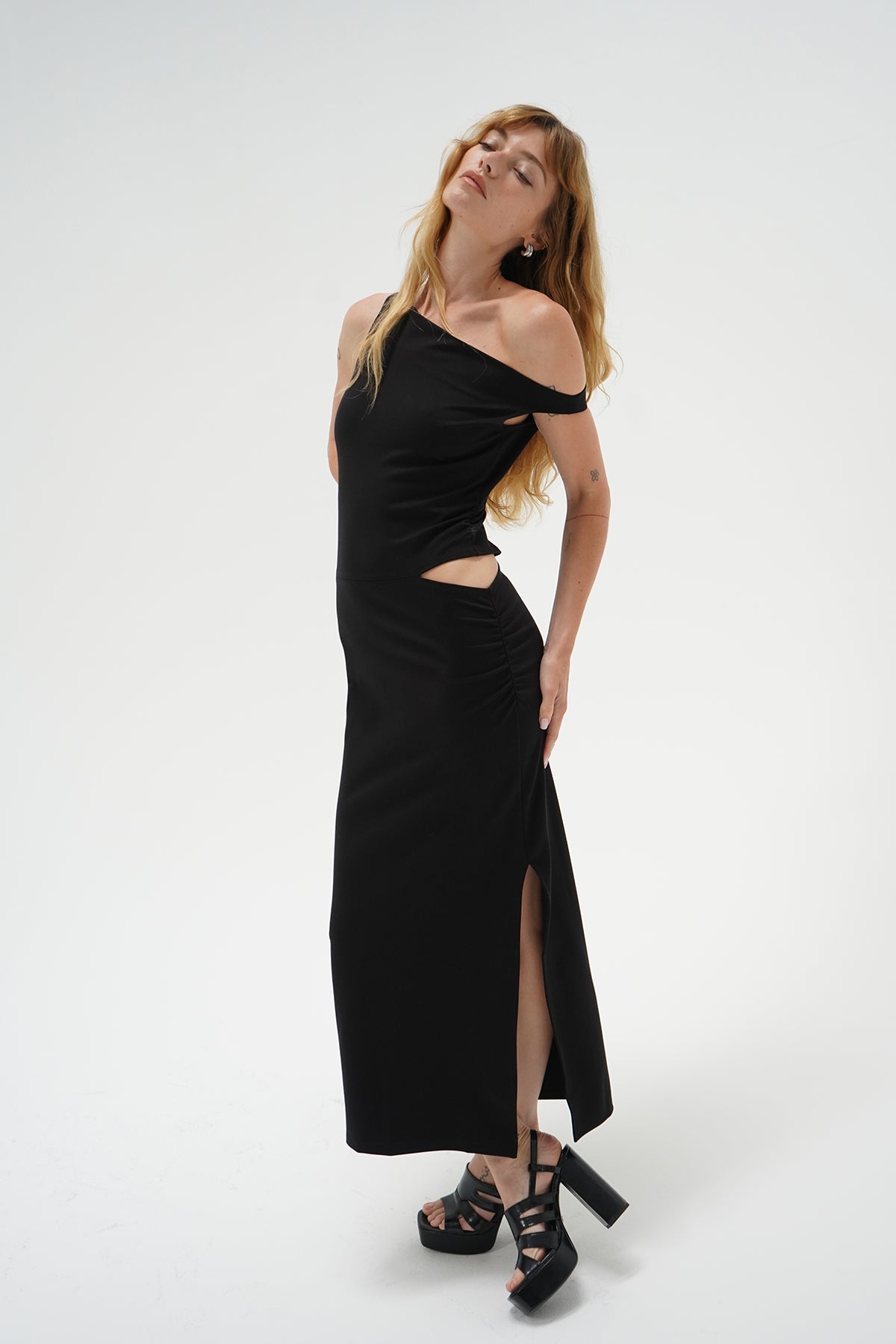 Kealy dress in black- off shoulder