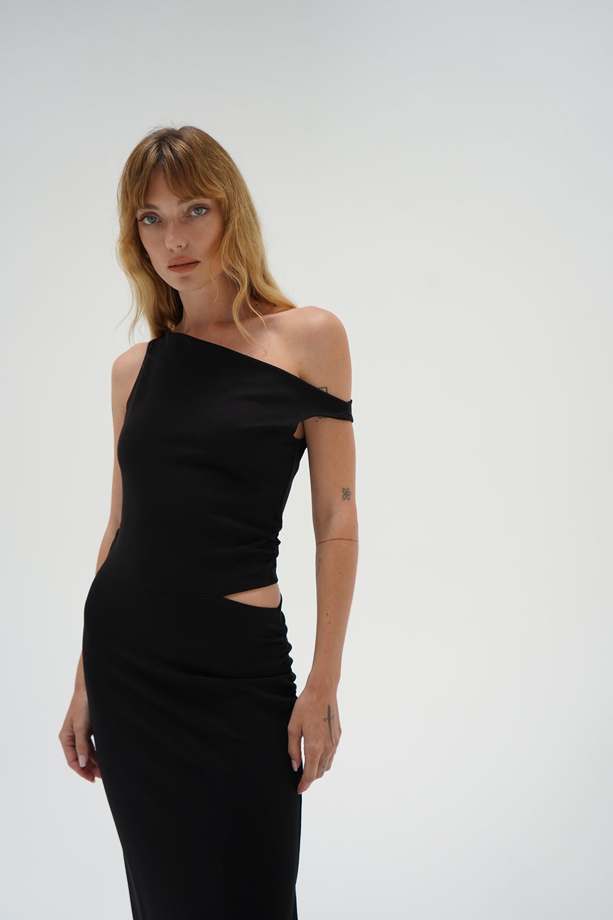 Kealy dress in black- off shoulder