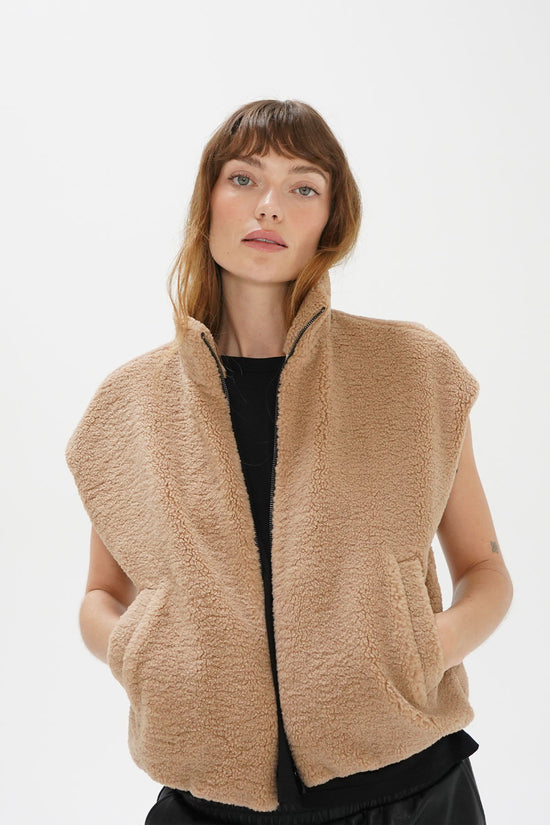 LNA Gabin Sherpa Vest in Teddy